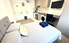 Bright Modern, Private Apartment,15 Mins To Central London